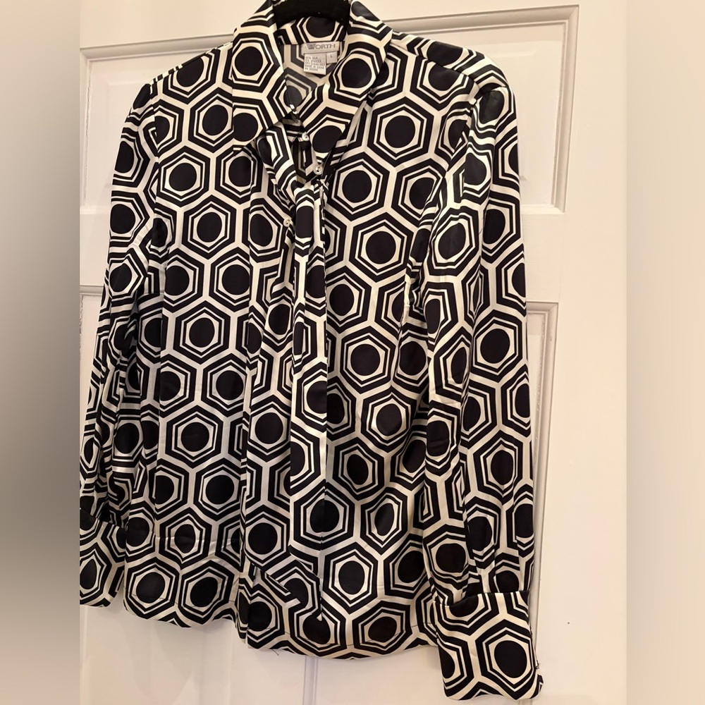 Worth Black and White Hexagon Pattern blouse with separate tie. Silky